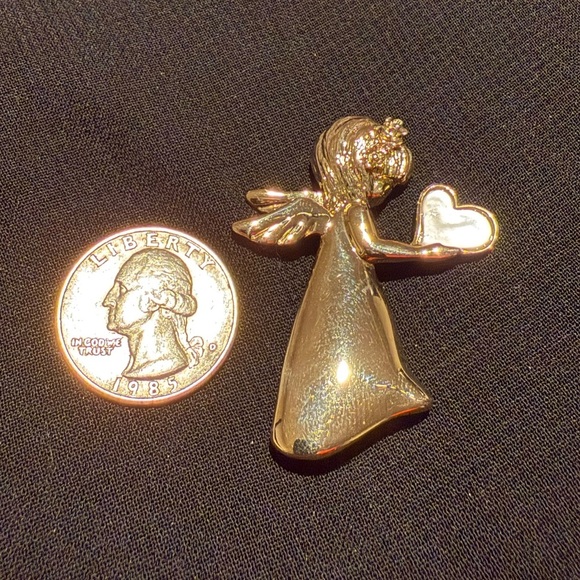 Vintage Liz Claiborne Gold Tone Angel Holding A Mother of Pearl Heart Brooch - Picture 4 of 5